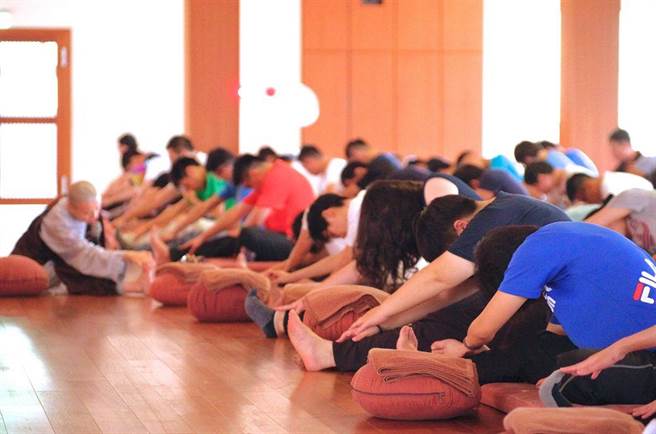 社青禪修課程中，將帶領學員進行伸展、瑜珈等動態練習。（法鼓山教育園區提供）