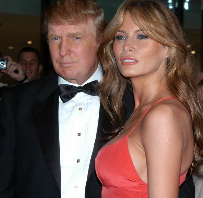 川普歷经7年爱情长跑，终于决定将梅兰妮亚娶进门，图为两人2005年4月19日在纽约市出席时代（TIME）杂志百大风云人物活动的资料照。（图/美联社）
