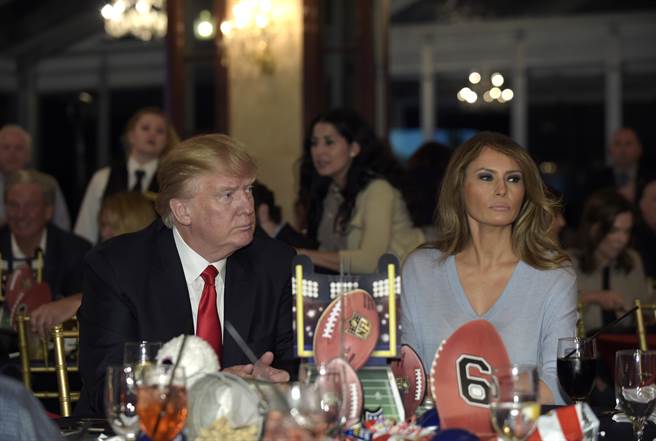 川普认为，讚扬夫婿是身为妻子的责任之一，图为川普2月5日与梅兰妮亚在佛州棕榈滩马阿拉哥度假俱乐部的一场派对中，同桌观赏超级杯（Super Bowl）美式足球赛的神情。（图/美联社）