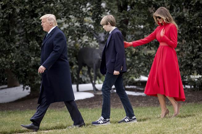 生子后，梅兰妮亚全副心思几乎都放在儿子拜伦身上，图为美国总统川普与小儿子及妻子3月17日行经白宫南草坪的画面。（图/美联社）