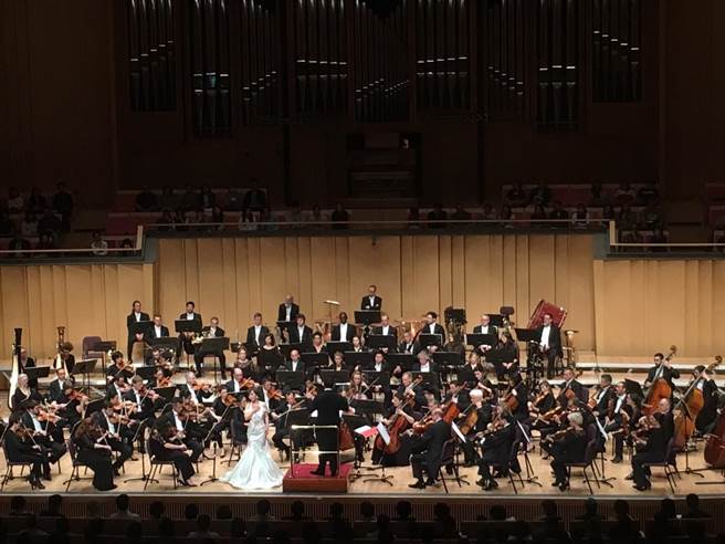 女高音曹秀美與法國國家土魯斯管弦樂團音樂會今天在屏東演藝廳首演，樂迷爆滿陶醉音樂中。(牛耳提供)