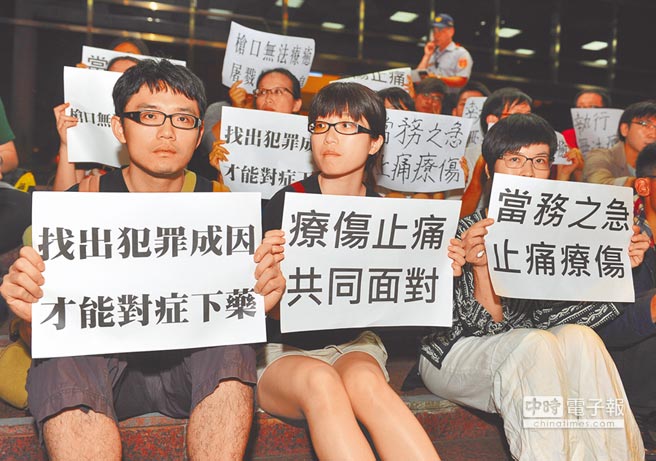 左圖為反廢死聯盟在法務部門口舉標語，嚴厲譴責法務部草率、隨機挑選死囚執行。（本報資料照片）