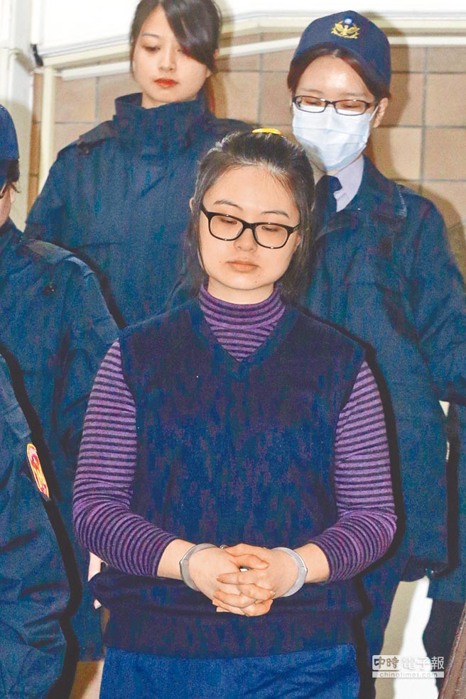 生死拉鋸八里雙屍命案被告謝依涵（見圖中）曾三度被判處死刑，最後改判無期徒刑定讞。（本報資料照片）