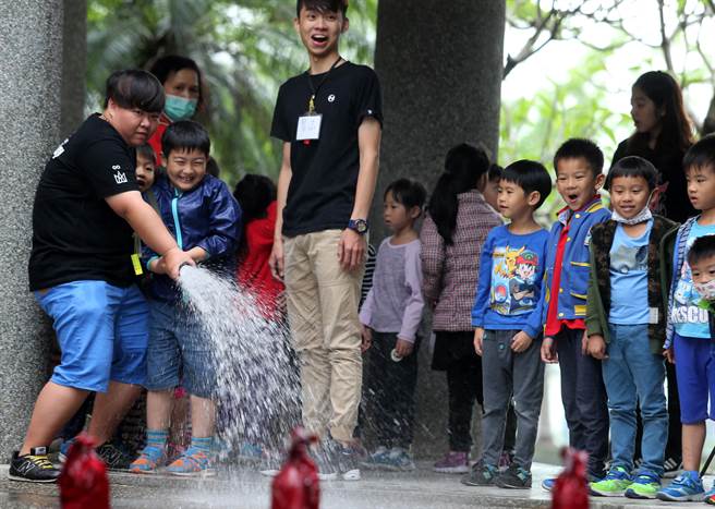 镇平国小附设幼儿园今（27）日举行火场自救体验课程，小朋友体验消防瞄子射水，觉得新奇有趣。（黄国峰摄）