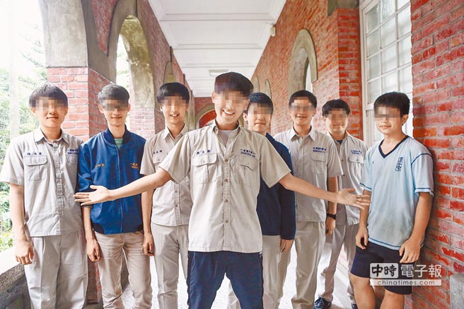 台灣大學個人申請24日放榜，卻傳出錄取醫學系的建中生，其實是穿上制服冒名受訪，引起外界譁然。圖為當日建中校方安排媒體採訪的畫面。（鄧博仁攝）