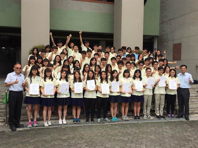 新竹高商師生在《第7屆國際華文暨教育盃電子書創作大賽》，榮獲教師組、高職組雙項冠軍以及高職組第5、6名，拿下該賽事冠軍4連霸，2日校長黃開成（前排左）與大家同慶。（郭芝函攝）