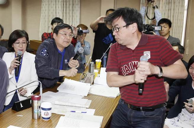 國民黨立委王育敏（左）等人紛紛上前抗議，立委曾銘宗（左二）一度抓著召委段宜康（右）的麥克風，被段宜康一把搶回來。（姚志平攝）