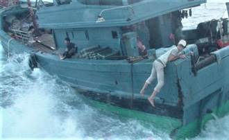 陸漁船越界捕魚蛇行「人肉盾牌」拒檢 澎湖海巡隊強勢押回