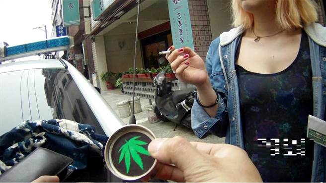 當街吸大麻金毛女咖啡潑員警 社會 中時