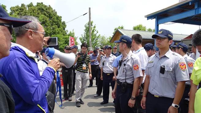 反日民眾一早到烏山頭水庫欲表達意見，但大批警力早已進駐，阻擋民眾入園，讓民眾相當不滿。（萬于甄攝）