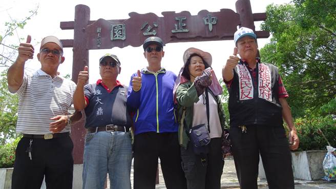 反日民眾派出5位代表前往烏山頭水庫內的中正公園，祭拜蔣公銅像。（萬于甄攝）