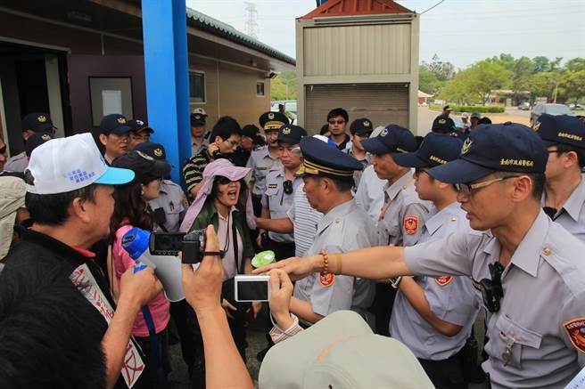 一名抗議民眾向警方大聲抗議。（莊曜聰攝）