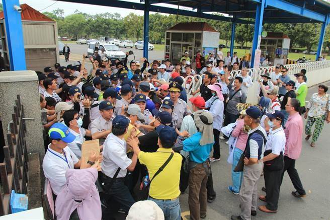前來聲援的抗議民眾與警方發生推擠衝突。（莊曜聰攝）