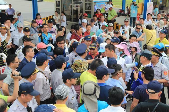 前來聲援的抗議民眾與警方發生推擠衝突。（莊曜聰攝）