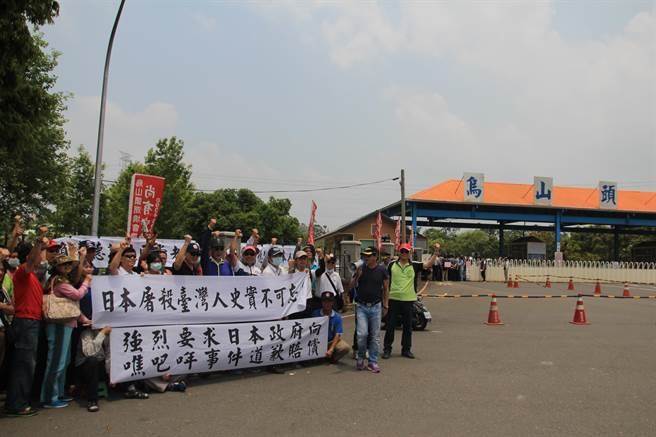 在陳抗區表達意見的民眾。（莊曜聰攝）