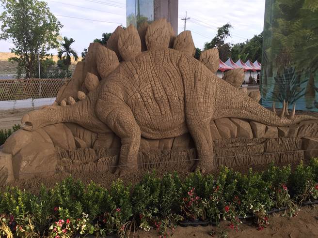 南投國際沙雕文化園區，有小朋友最喜歡的恐龍！（廖志晃攝）