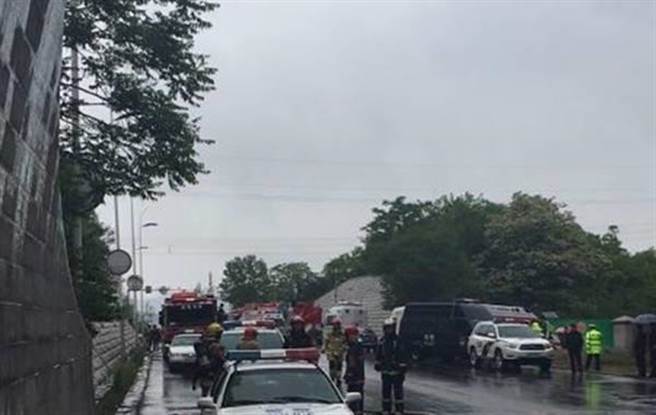 山东威海市韩国国际学校幼儿园校车在隧道内起火燃烧，警方正在处理事故现场。（图／网路图片）