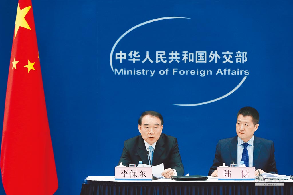 大陸外交部副部長李保東（左）。（新華社資料照片）