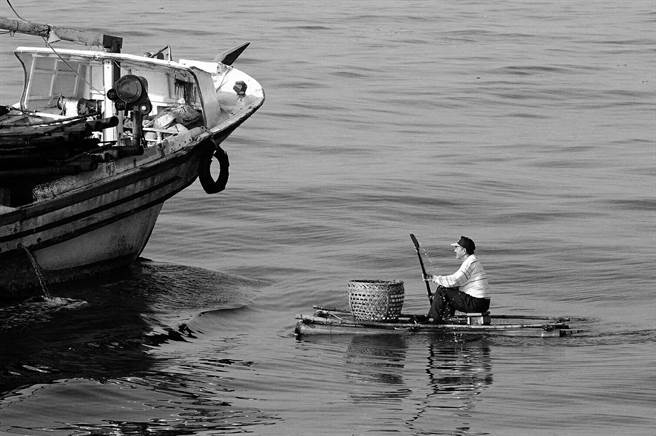 釣艚仔是一種友善的環保漁法，是以一艘母船帶著許多竹筏出海捕魚，竹筏的釣手釣捕漁獲後，再將漁獲送回母船。（宜蘭縣討海文化保育協會提供）