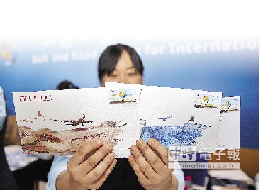 在北京國家會議中心，現場發售的首日封等紀念郵品受到大家歡迎。（新華社）