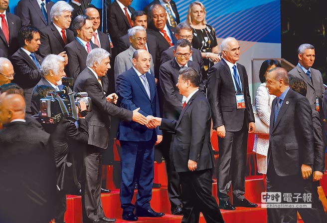 「一帶一路」國際合作高峰論壇開幕式在北京國家會議中心舉行。集體合影之前，中國大陸國家主席習近平與與會元首握手寒暄。（中新社）