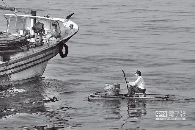 釣艚仔是一種友善的環保漁法，一艘母船帶著許多竹筏出海捕魚，竹筏的釣手釣捕漁獲後，再將漁獲送回母船。（宜蘭縣討海文化保育協會提供）
