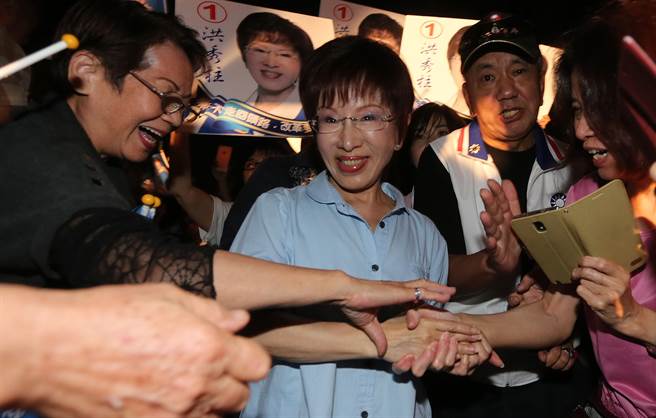國民黨主席候選人洪秀柱， 今晚在台中大鵬新城舉行挺柱大會，受到民眾熱烈歡迎。（黃國峰攝）