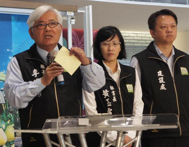 雲林縣長李進勇（左一）18日舉行記者會抗議經濟部未要求民營電廠比照公營電廠使用乾淨燃料，對雲林縣人不公平。（周麗蘭攝）