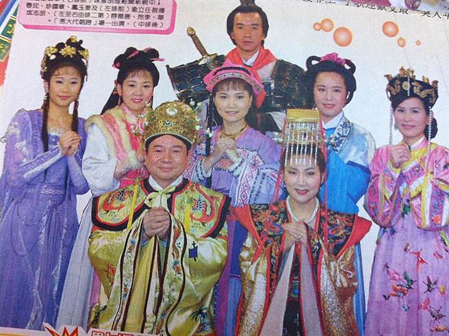 當新聞主管時的胡雪珠（前排右一）帶著主播們扮古裝賀歲，她扮的是武則天。（圖／胡雪珠提供）