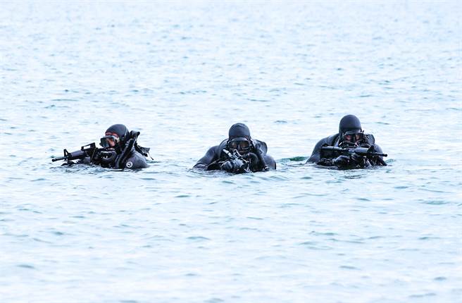 美國海軍特戰指揮部希望，未來海豹部隊能利用無線網路裝備，在更深的海底傳遞情資給地面作戰人員。（圖/美國海軍特戰指揮部）