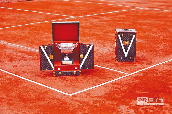 LV首度攜手法國網球公開賽，為賽事的「火槍手獎杯（Musketeers’ Cup）」及「蘇珊朗格倫獎杯（Suzanne Lenglen Cup）」打造外盒硬箱。圖片提供RICHARD MILLE、LV、SEIKO