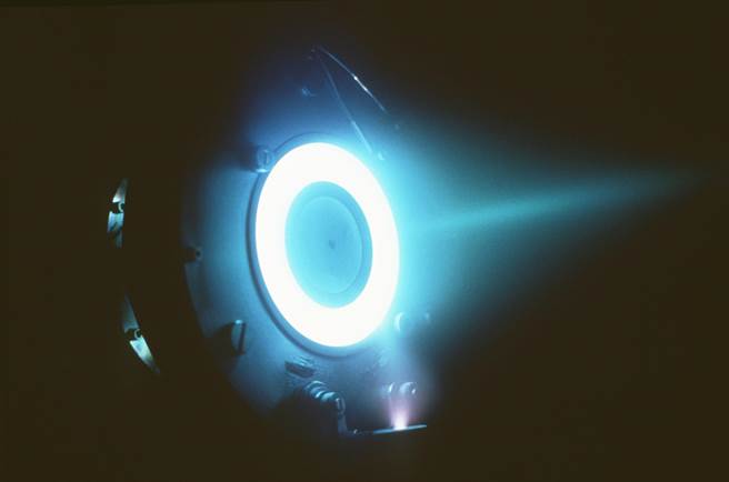 實驗中的電漿噴射引擎，出現藍色的光輝。(圖/NASA)