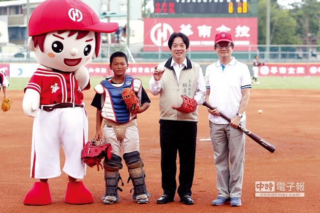 台南市长赖清德（右二）与华南金控董事长吴当杰（右一）一同主持「106年华南金控杯全国少棒锦标赛」冠军赛开球仪式。图／业者提供