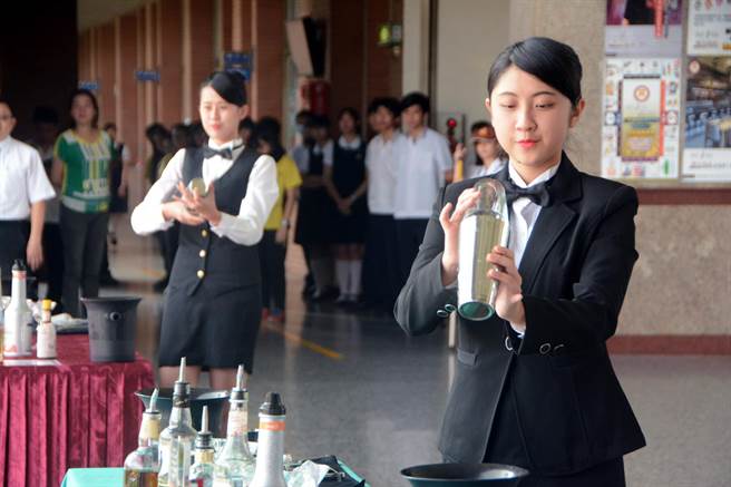 2017年香港美食大獎傳統調酒項目冠軍吳珮綺（左）、王柔涵（右）回到母校三信家商，在學弟妹面前表演傳統調酒。（李義攝）
