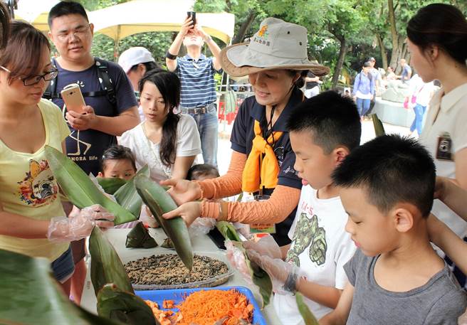 端午節將到，高雄市壽山動物園歡迎大家27日來幫黑熊製作美味粽子。（高市觀光局提供）