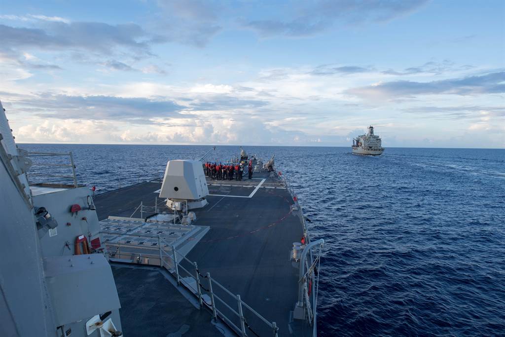 美国柏克级导弹驱逐舰杜威号近日前往南沙群岛有争议的海域进行「航行自由」行动，并进入美济礁12海哩区域内。图为正前往南海的杜威号导弹驱逐舰与舰上官兵。（图／美国海军新闻发布）(photo:ChinaTimes)