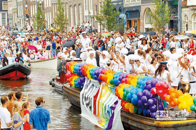 　開先荷
　↑荷蘭於2001年4月1日正式將同性婚姻合法化，成為全球第一個承認同性婚姻的國家。圖為2011年8月6日阿姆斯特丹王子運河的船隻遊行活動上，代表同志的船隻在萬眾矚目下通過運河。（美聯社）