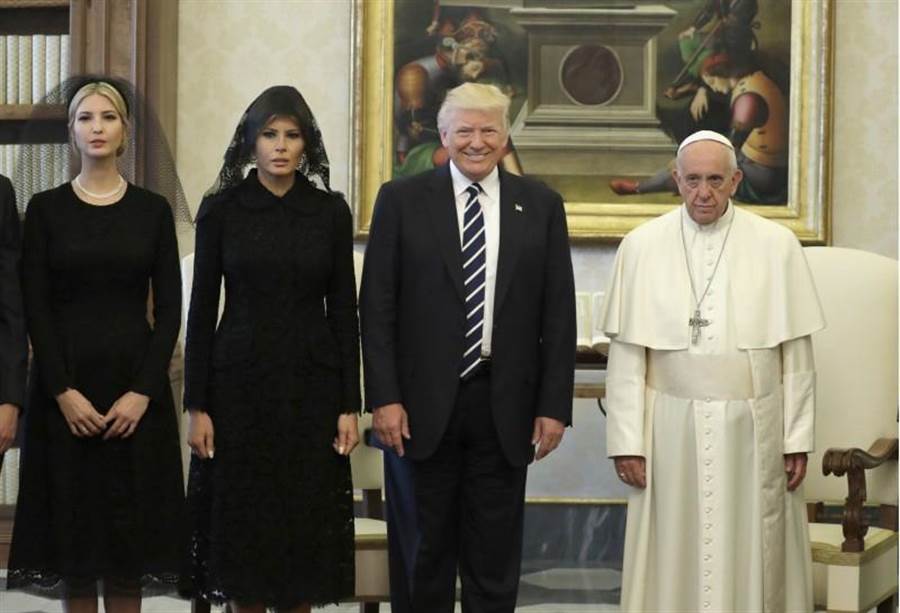 美國總統川普（右2）一家4口今在梵諦岡與教宗方濟各會面。（美聯社）