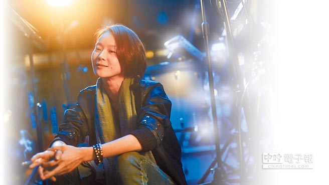 　為同婚喝采
　↓鍾瑶扮帥T網紅，曾為此下載同志APP，也花數百元買虛擬寶物，體驗當粉絲感覺。