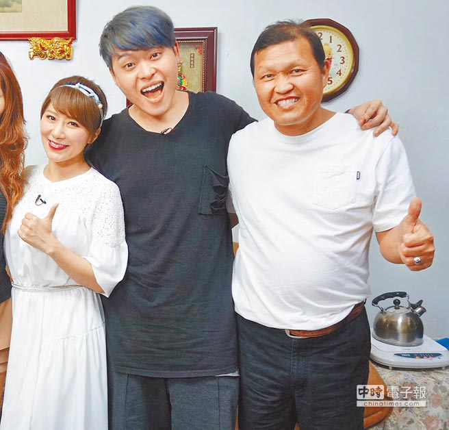 李佩甄（左起）、又仁、又仁爸，一起用餐聊同性婚姻議題。