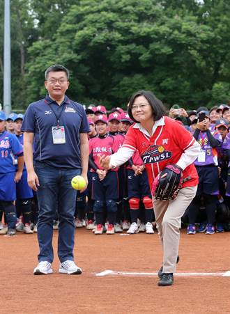 蔡英文出席第二屆企業女子壘球聯賽開幕典禮
