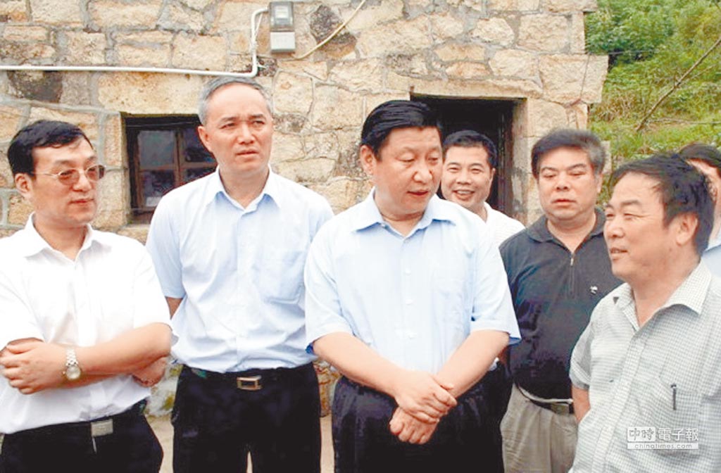 　關係密切
　過去工作與習近平多所重疊的北京市長蔡奇（左二），27日接任北京市委書記。圖為2005年6月時任浙江省委書記的習近平（左三）視察台州市溫嶺時，任台州市委書記的蔡奇陪同考察。（新華網）