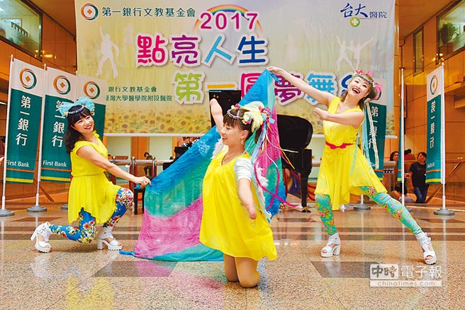 蜀荞、采蓉及佩芙三位肢障朋友为台大病友家属带来「宝莱坞女神」动感舞蹈，揭开音乐会的序幕，她们突破身体限制，以多变的手势及华丽的舞步，展现出自信与美丽。图／业者提供