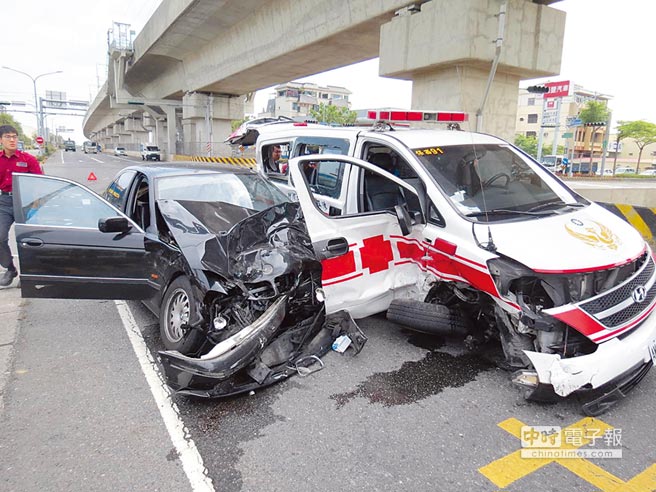 遇到救護車，台灣駕駛默契不足，大多人不知道該往何處靠；另一種是，路口所有車輛都停下，救護車卻不敢開，突顯對台灣駕駛的不信任。（台南市消防局提供）