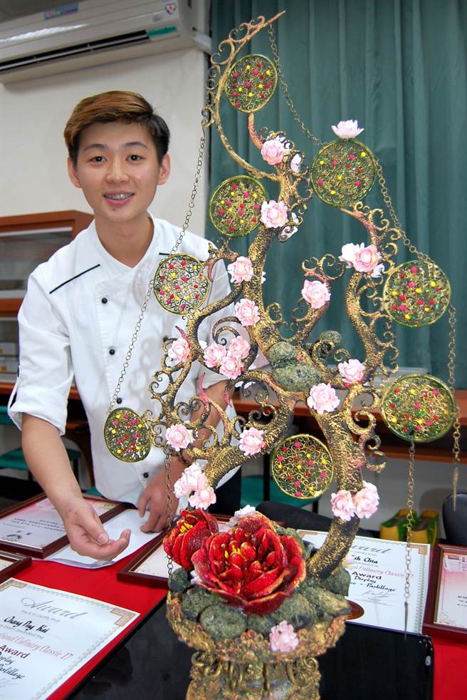 張秉凱創作《國色天香》，用糖製作鏤空牡丹花。（廖素慧攝）