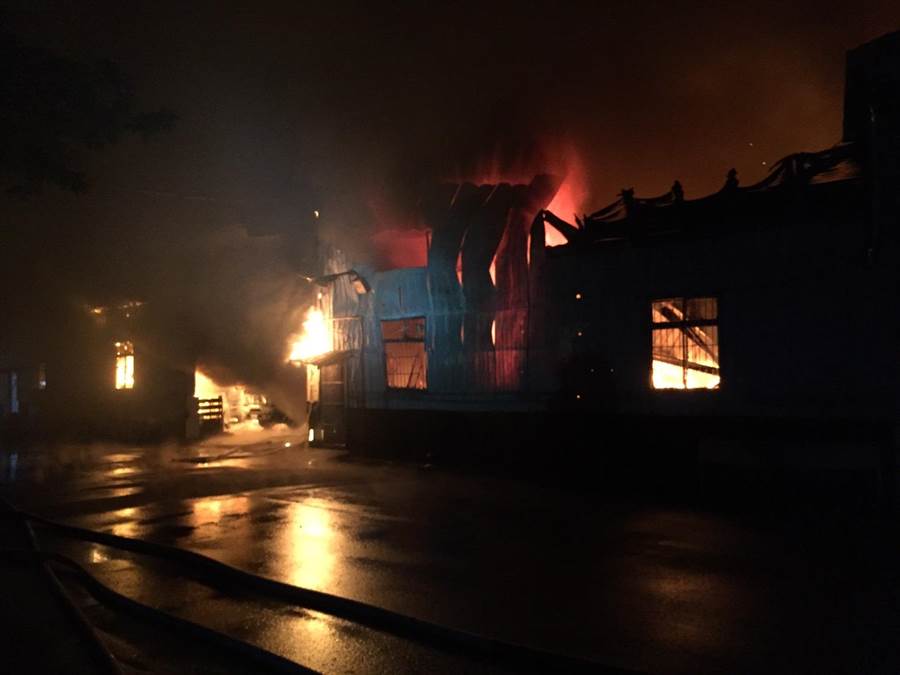 桃市4鐵皮屋陷入火海。（甘嘉雯翻攝）