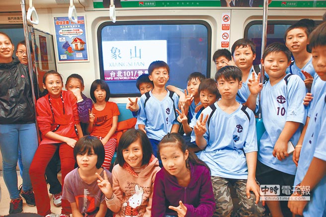 北市議員王欣儀踢爆，台北捷運違法未給予6歲至12歲學童搭乘優惠，痛批市府友善育兒破功。（張立勳攝）