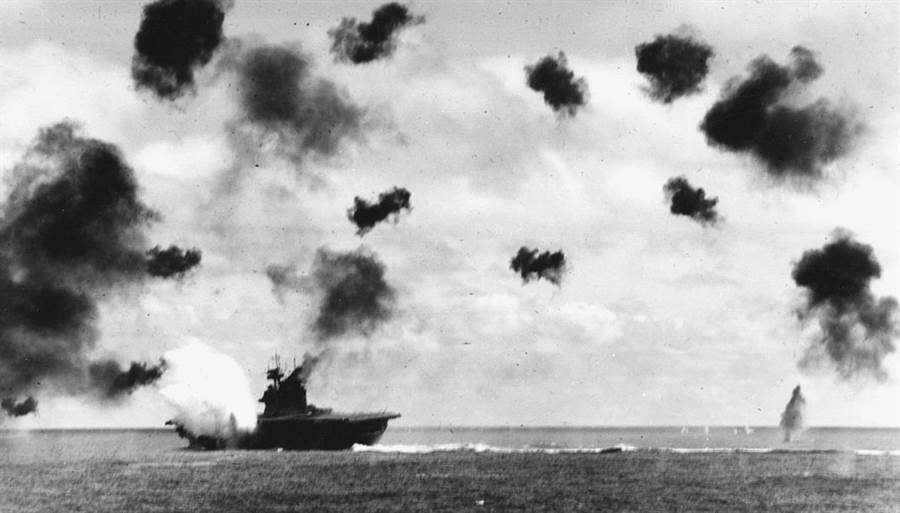 中途島戰役期間被日軍飛機瘋狂攻擊的約克鎮號。(圖/美國海軍)