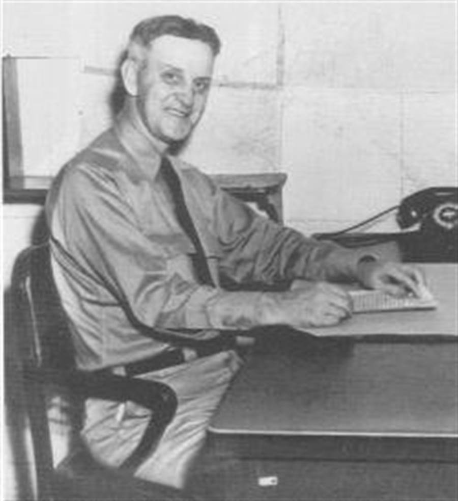 發布假情報查證AF地點的情報分析師威爾福特．福爾摩斯，在中途島戰役勝利後，得到傑出服務勳章。(圖/美國海軍)