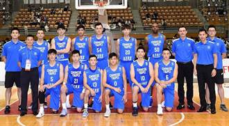 東亞籃球賽》中華隊奪冠 球員高舉獎盃慶功